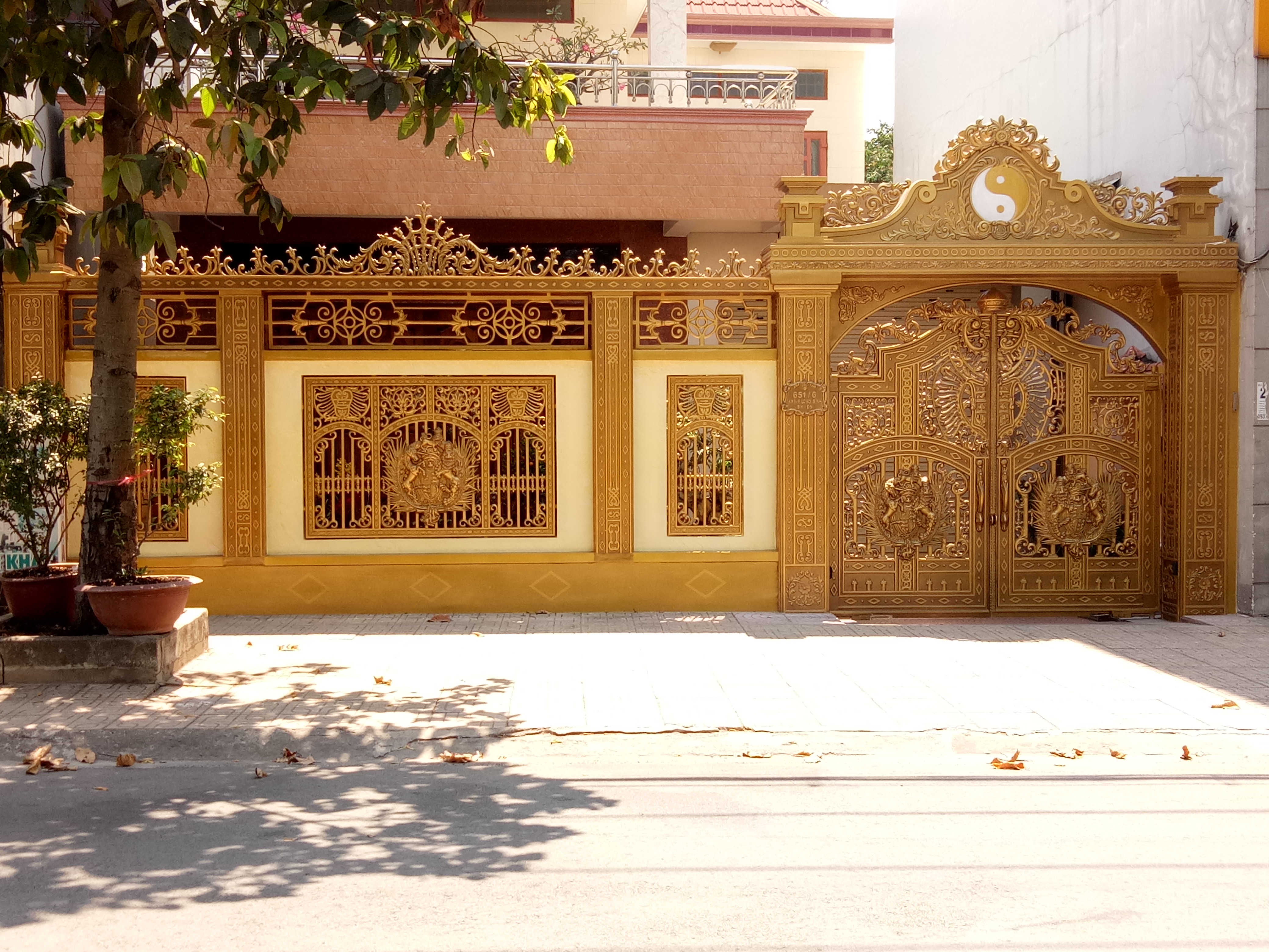 Mẫu cổng nhôm đúc đẹp tại Bình Thuân